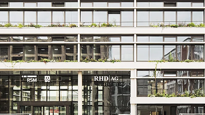 Eingang des Bürogebäudes Auf der Muggenburg 8 mit RHD-AG-Schild